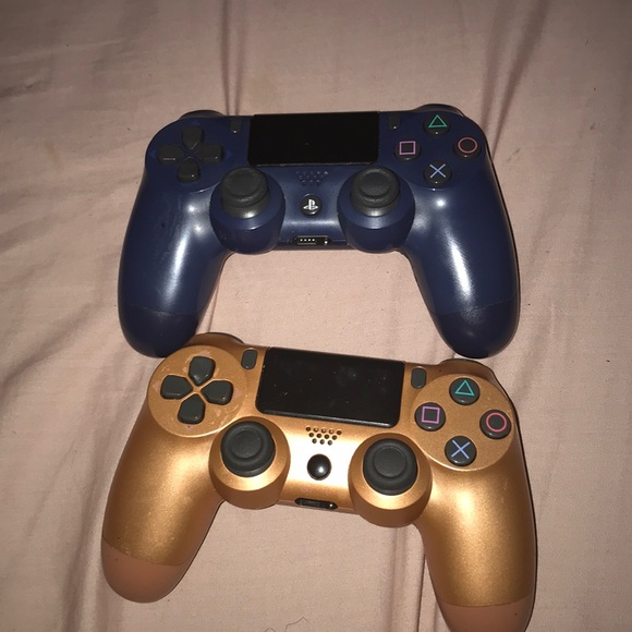 play station 4 controllers,both in good condition - Picture 2 of 4